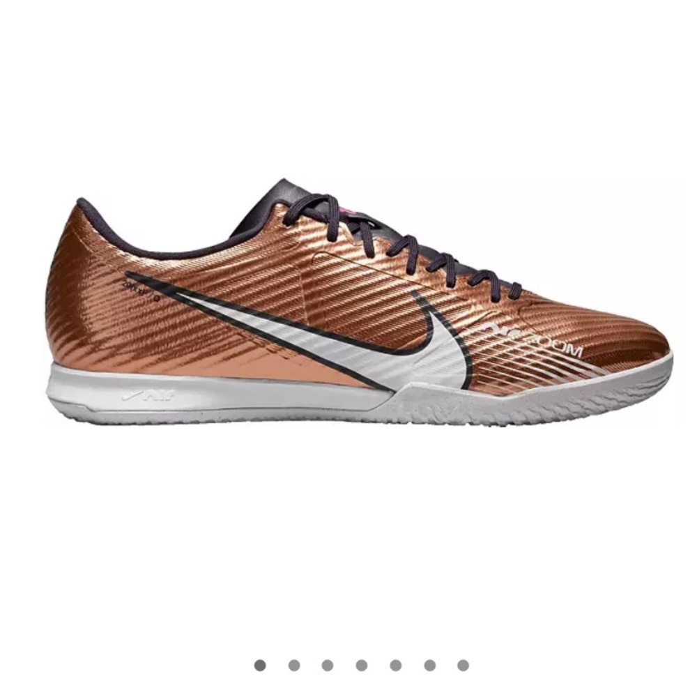 Indoor soccer shoes